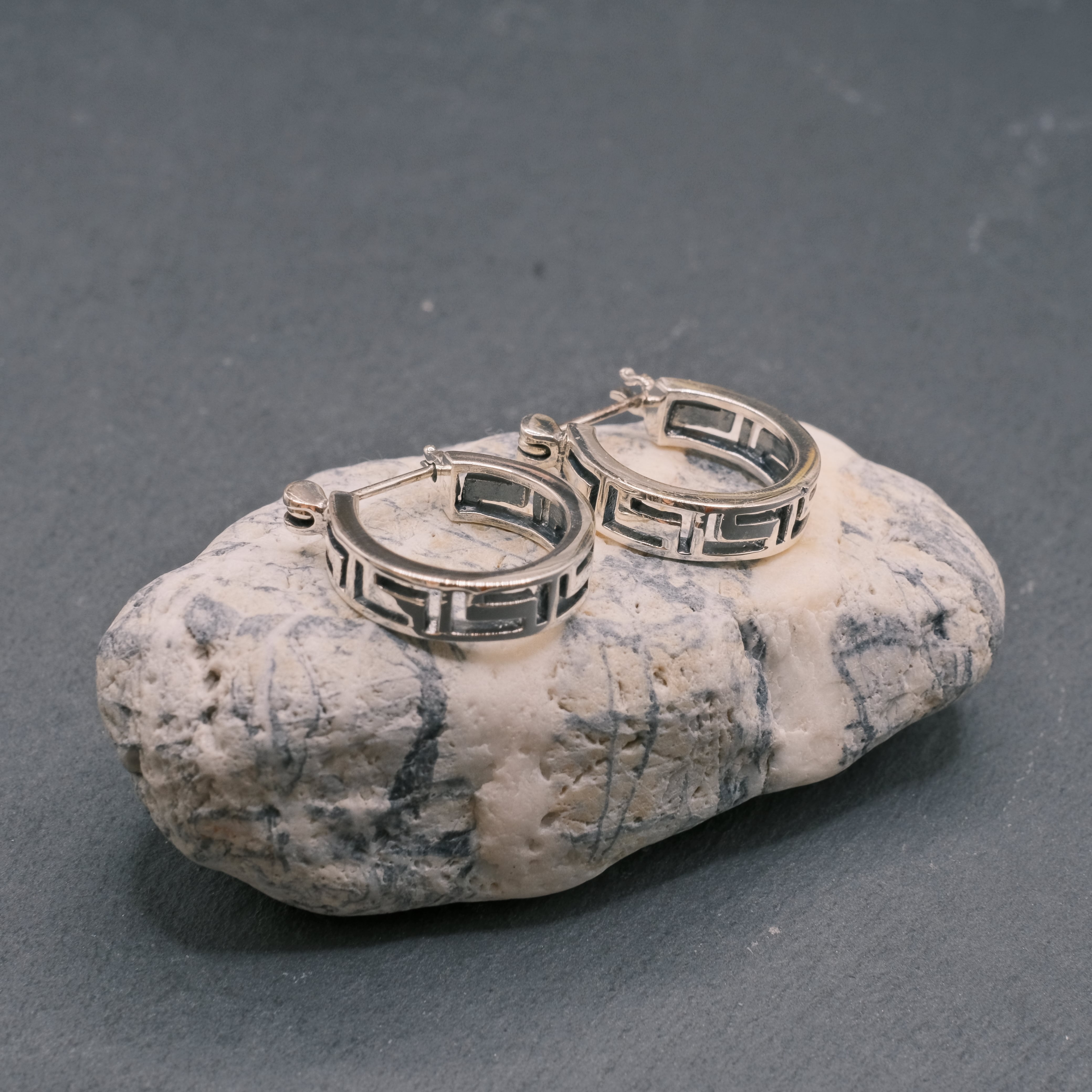 シルバー925 silver 幾何学デザインフープピアス/軽研磨仕上げ/両耳 シルバー925 Silver 幾何学模様フープピアス/軽研磨仕上げ/両耳 | envy