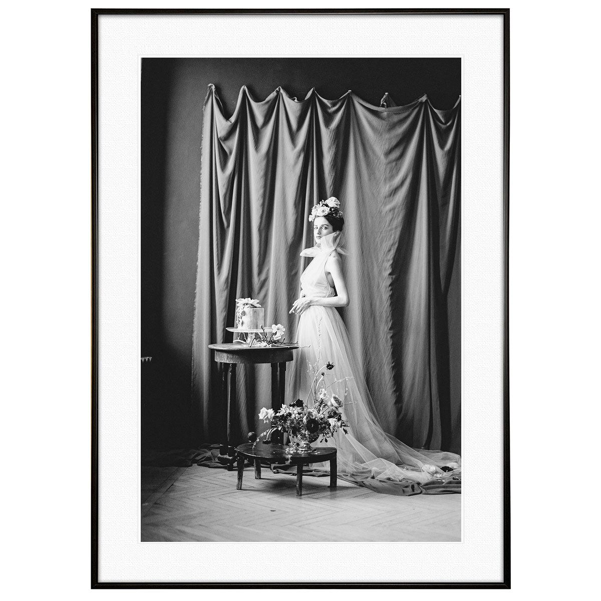 人物写真 白いドレスを着た女性 インテリアモノクロアートポスター額装 AS2216