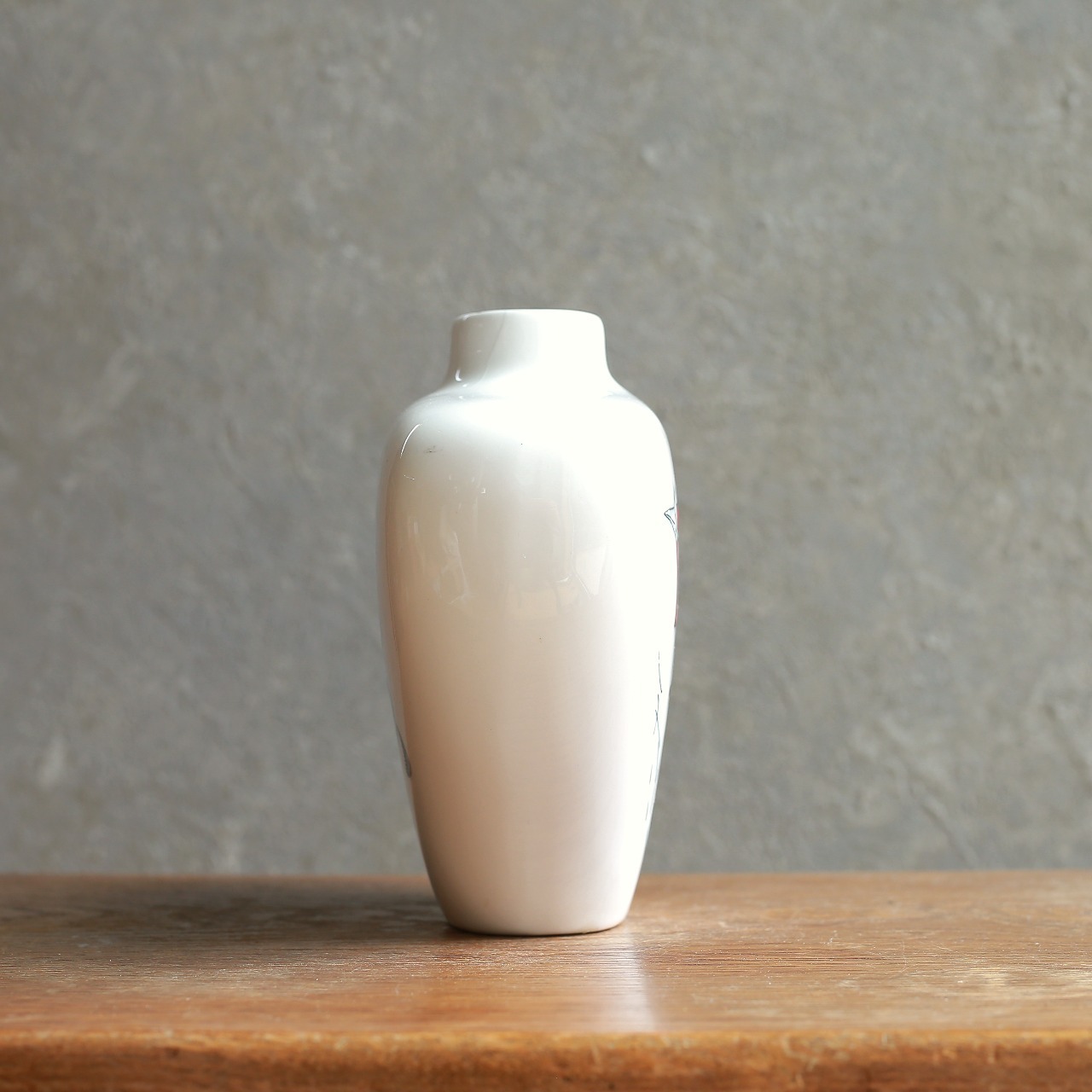 動物が描かれた、現代アートのようなフラワーベース