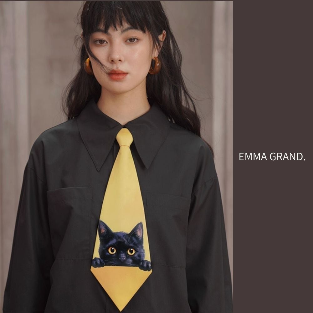 覗きこむ猫のタイ・イラストネクタイ E00609 | EMMA GRAND