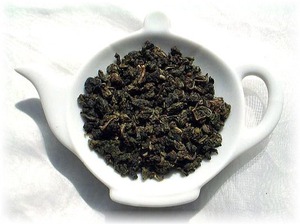 【台湾高山茶】：高山茶ならではの養分を含んだ薫り高いお茶が出来る。