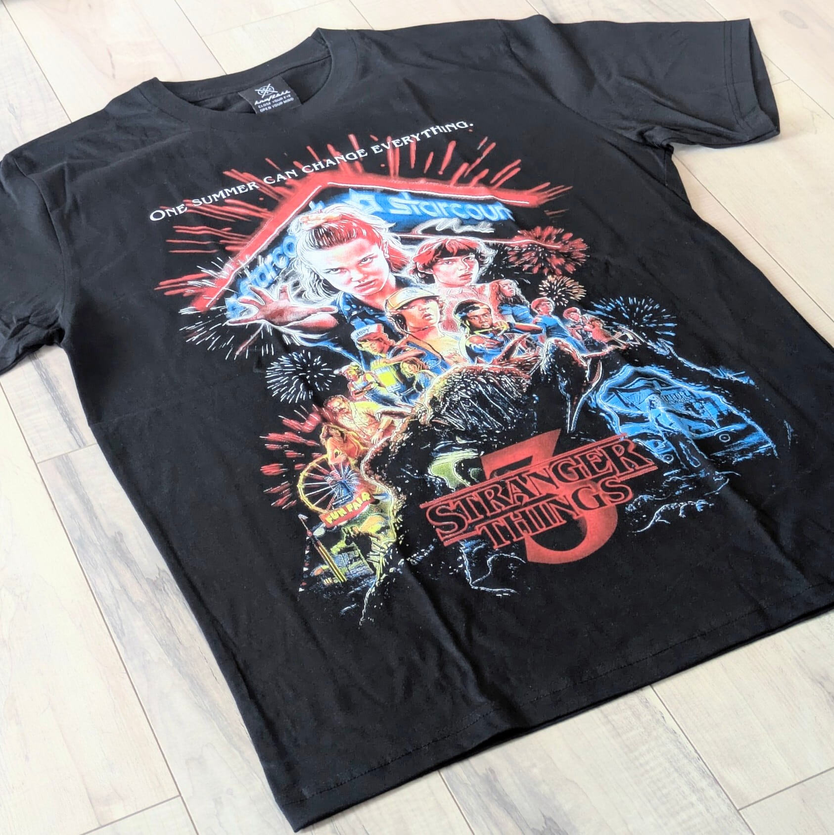 【 Stranger Things / ストレンジャーシングス 】『 ONE SUMMER CAN CHANGE EVERYTHING. 』 Tシャツ / ストレンジャーシングス Season3〚アメリカン雑貨 アメトイ〛