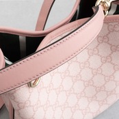 グッチ GGエンブレム スモール バケットバッグ ピンク レザー AW25