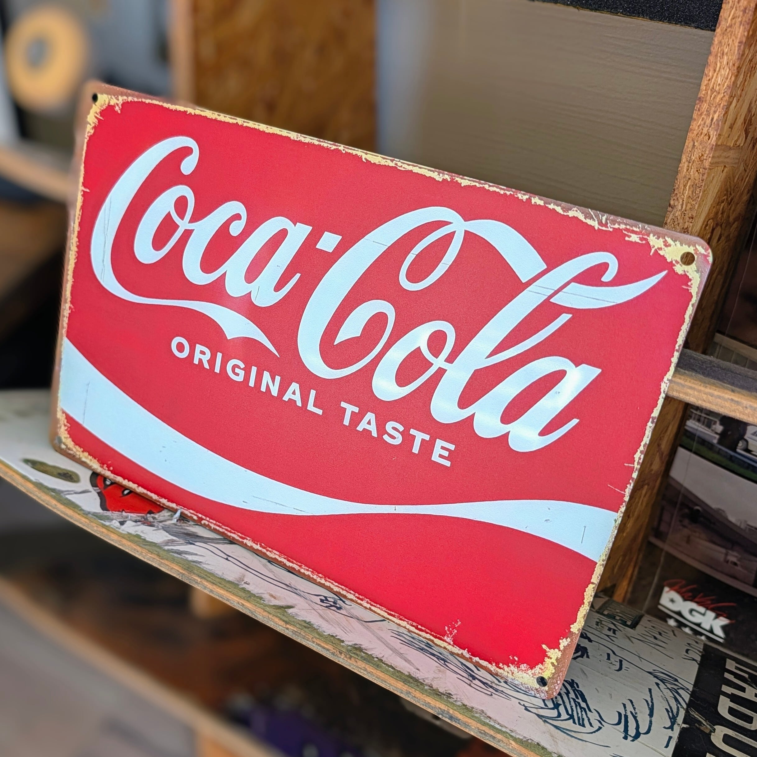 送料無料！ちょうどいいブリキ看板 【 Coca-Cola ( コカ・コーラ ) / Coke 】 METAL SIGN / メタルサイン / ブリキ看板 / サインボード / ビンテージ加工〚アメリカン雑貨 アメトイ〛