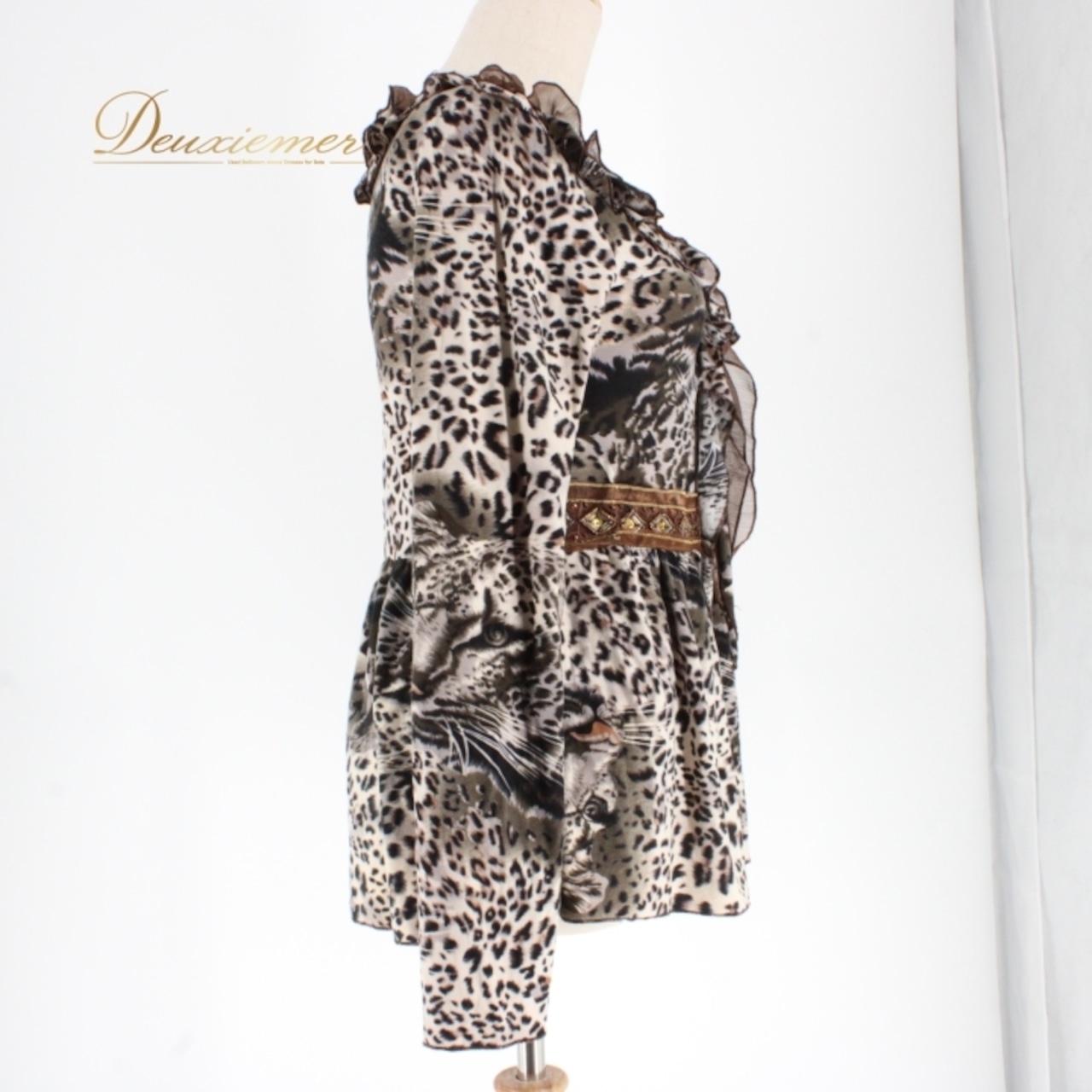 社交ダンス 衣装 スタンダード トップス レッスンウェア ICHIOKU イチオク ホワイト系 ブラウン系 ブラック系 黒 白 茶色 ヒョウ柄 ビジュー ショート丈 袖付き 柄物 フレア デザイン 個性的 コーディネート ダンス用服 ティーシャツ カジュアル 普段着 おしゃれ ファッション 柔らかい お呼ばれ 体型カバー トレーニング ウェア 女性用 ストレッチ