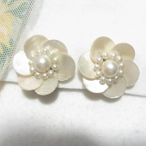 JAPAN  天然貝を使った花型イヤリング　ヴィンテージクリップイヤリングのセール通販 10540E