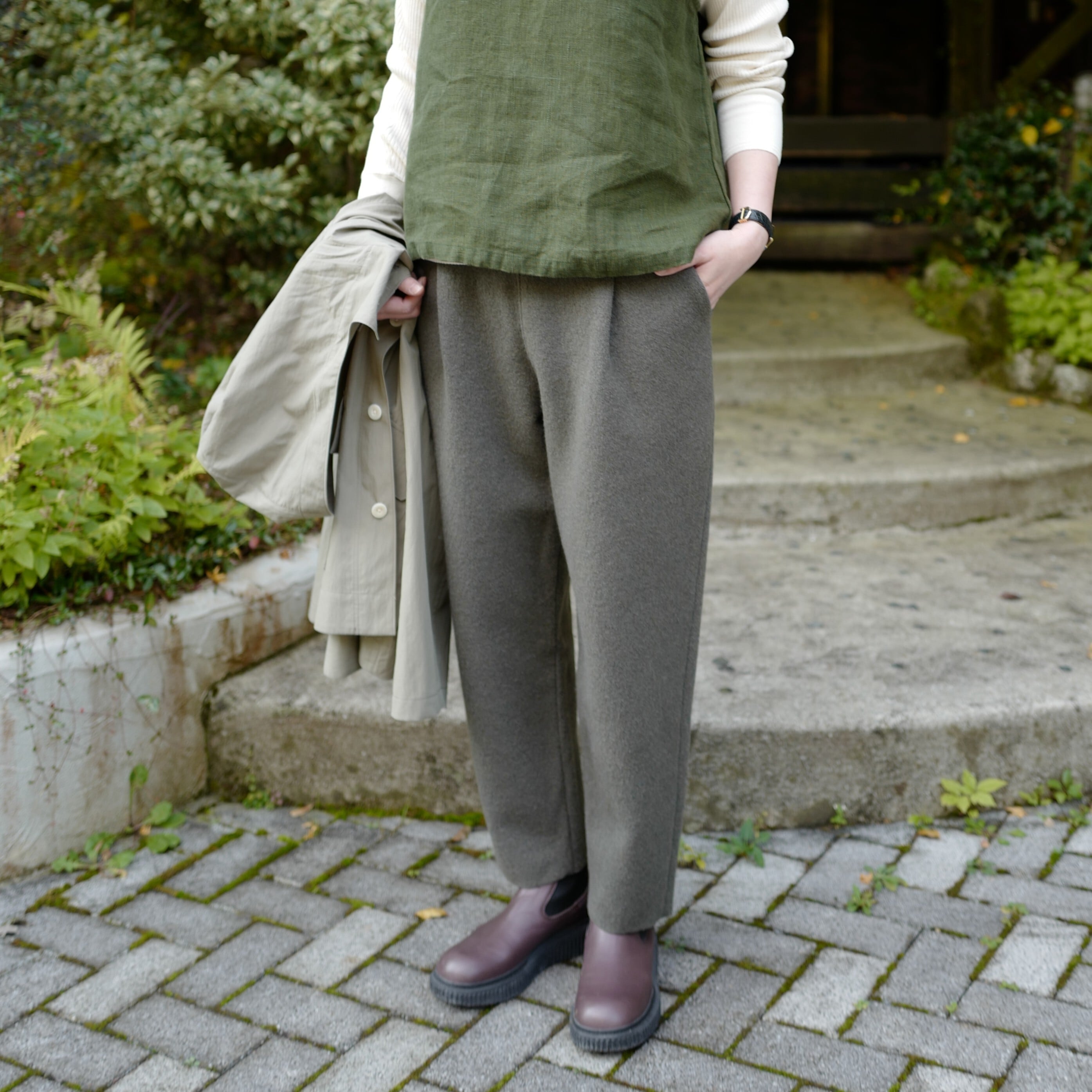 evam eva |press wool pants(圧縮ウール)moss gray, charcoal