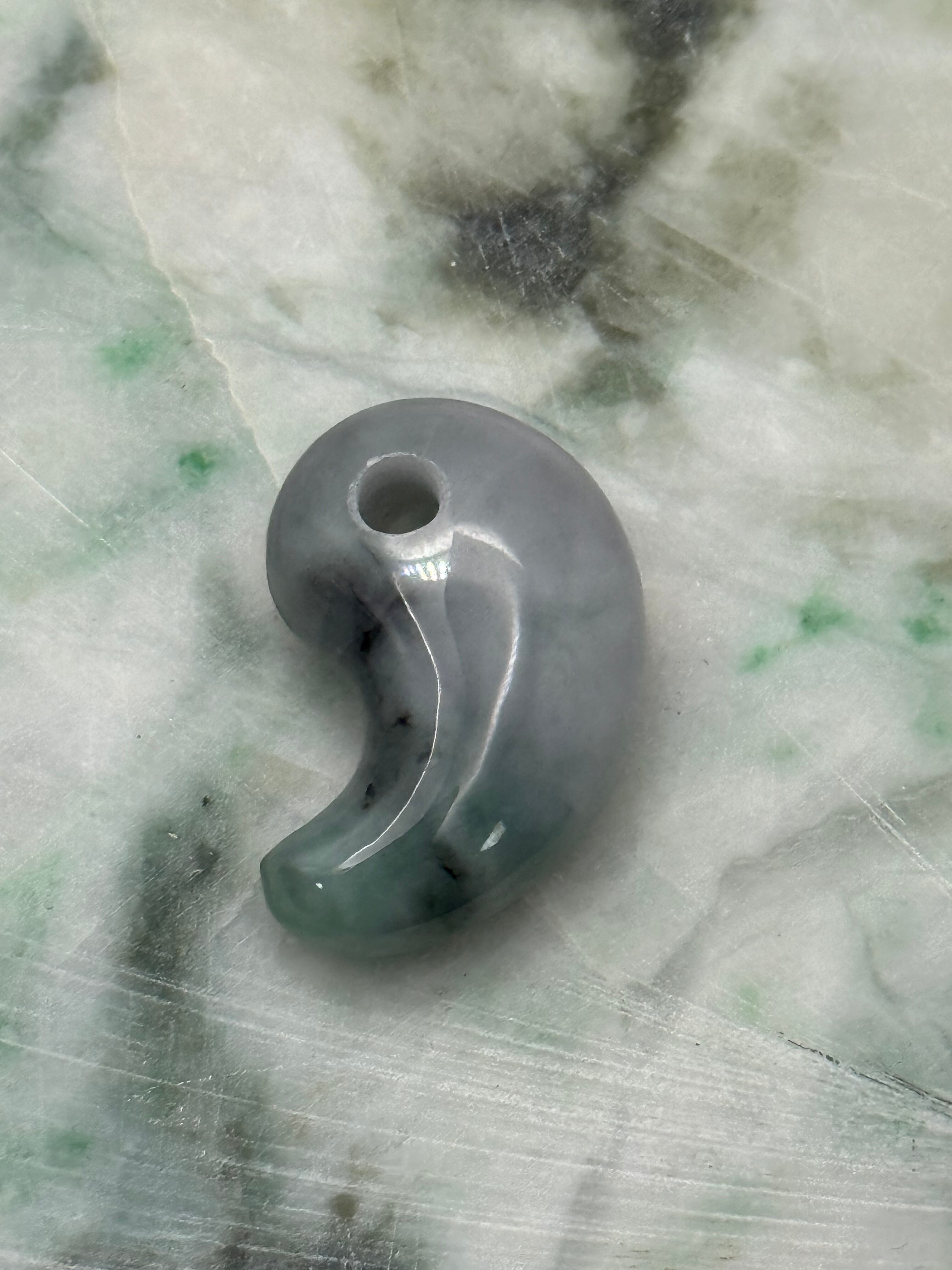 糸魚川翡翠 〜勾玉〜 灰緑 氷全透過 017