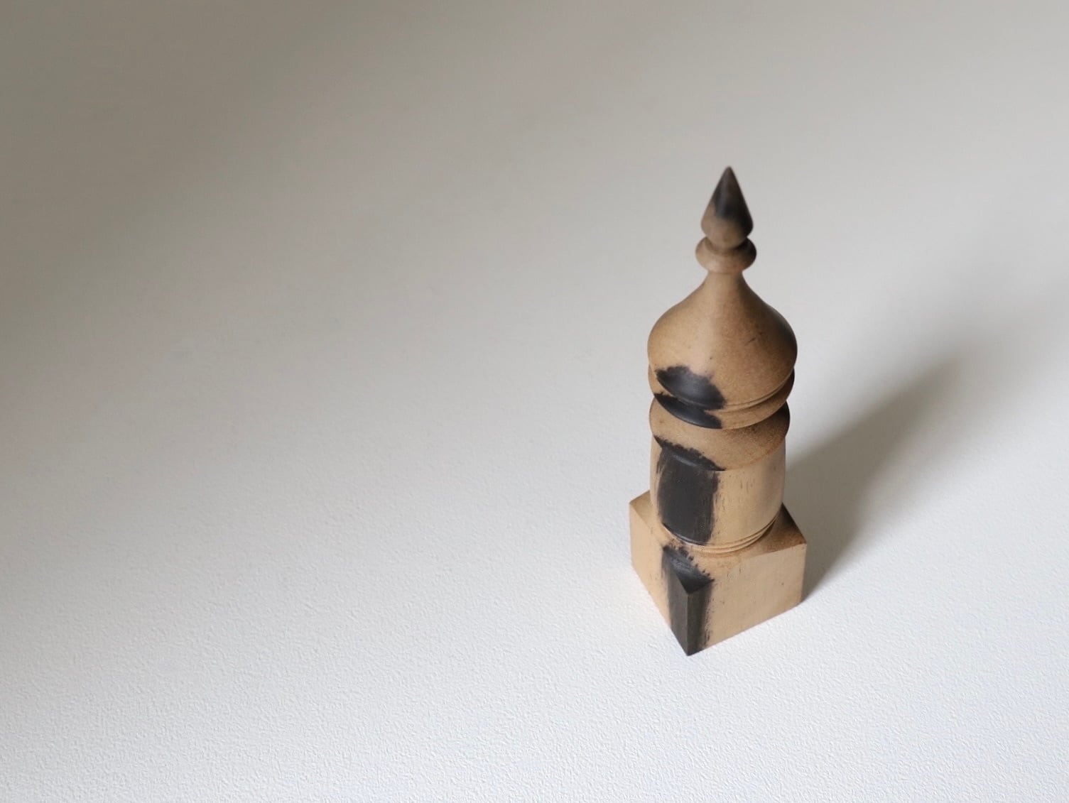 市川岳人 リングスタンド 黒柿 3 | Galerie NUAGE