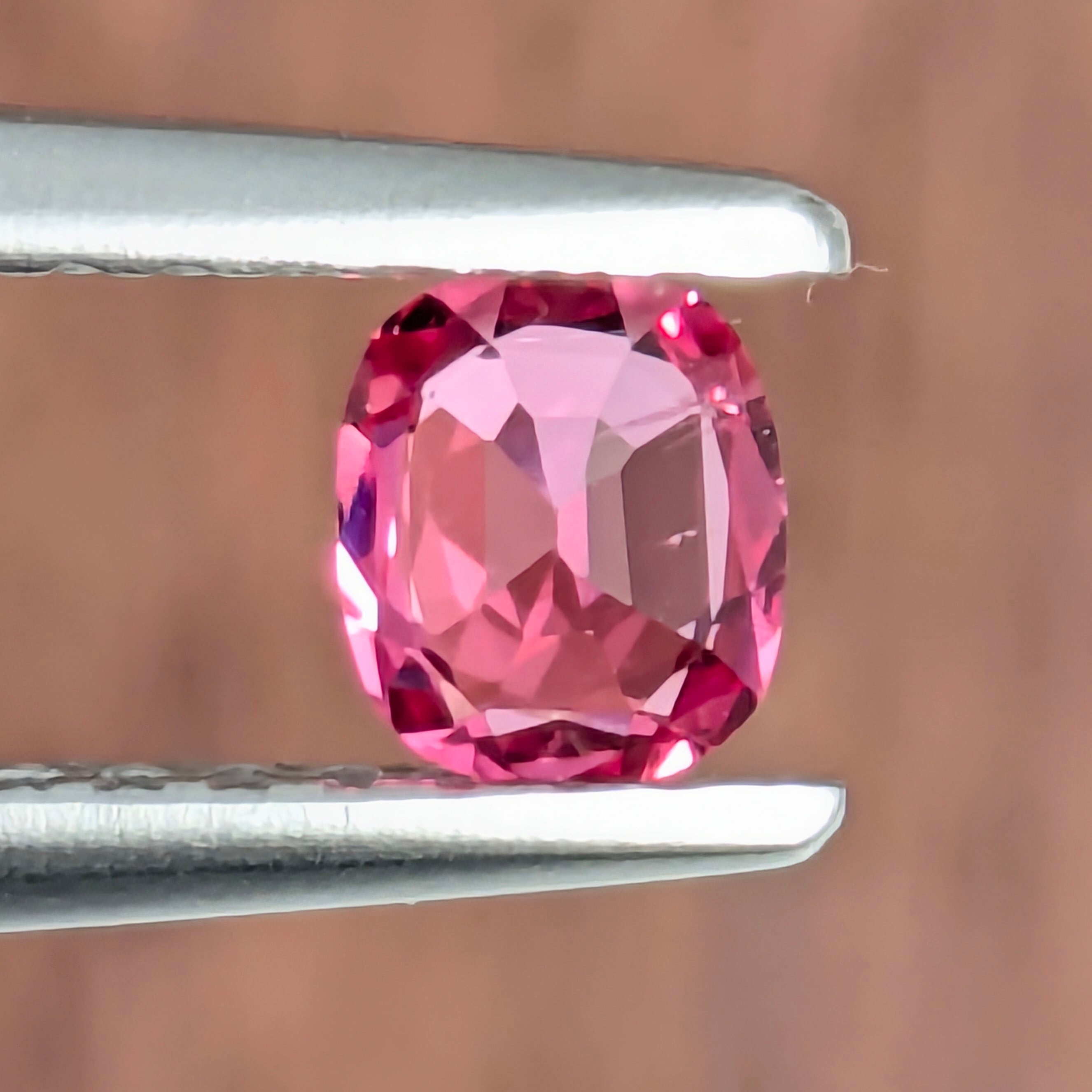ホットピンクスピネルルース ミャンマー・モゴック産【0.24ct