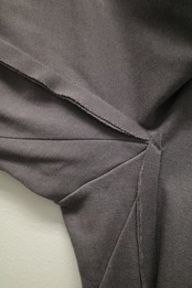 予約販売 | i’m here : - “SLIT” JERSEY ：Gray｜スリットタートル／フライス素材／キモノスリーブ／カットオフ仕様／立体マチ