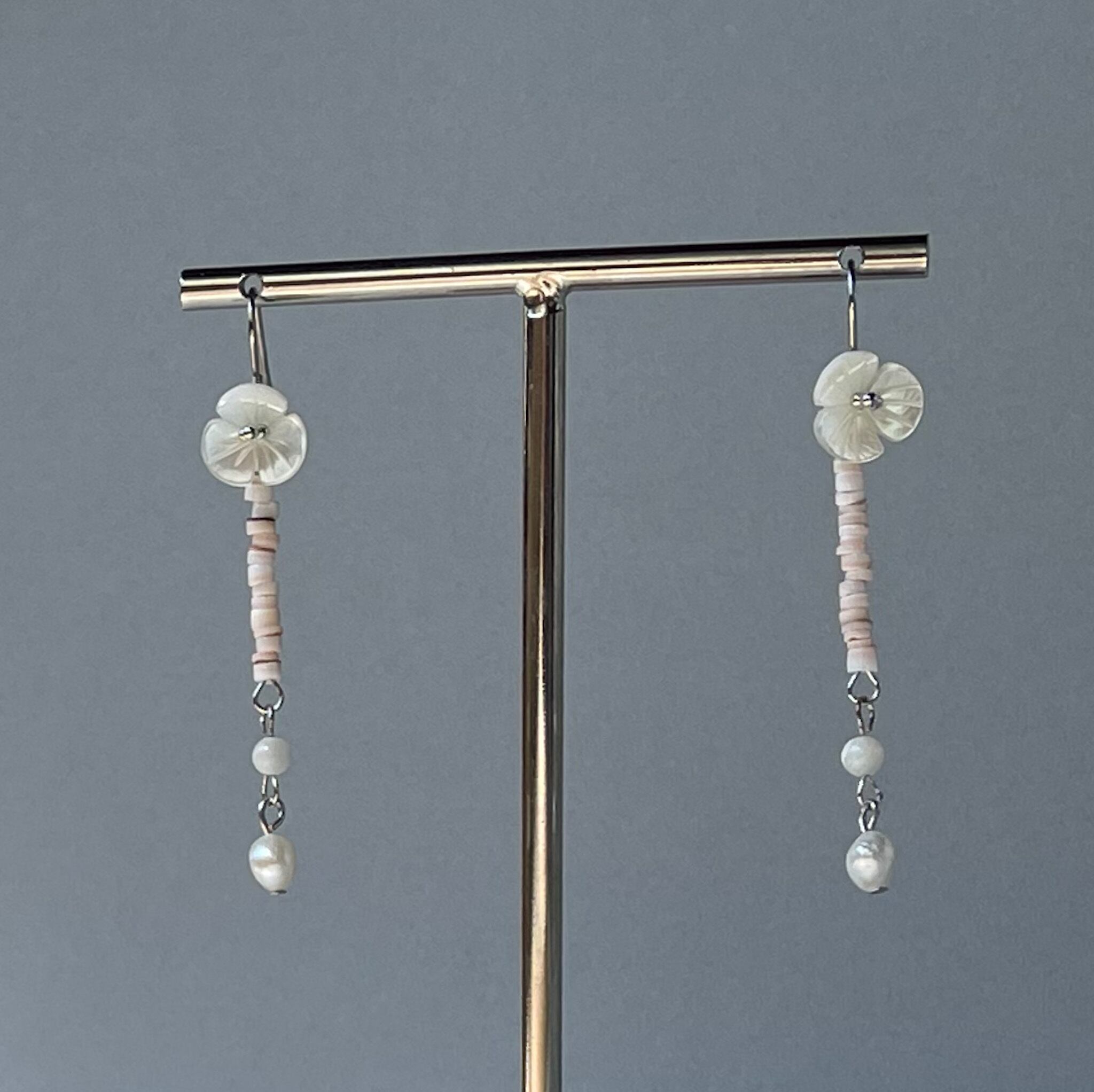 天然シェルの白花、マザーオブパールとシェルビーズのロングピアス 
