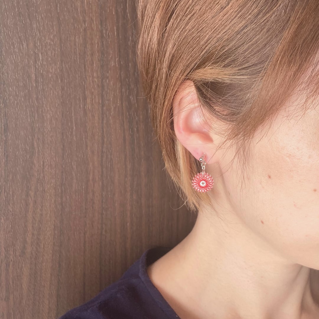 赤白ちいさな花飾り ピアス / ノンホールピアス / イヤリング
