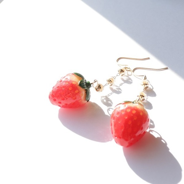 大人気 ピアス イヤリング いちご パール ゆらゆら ハンドメイド 