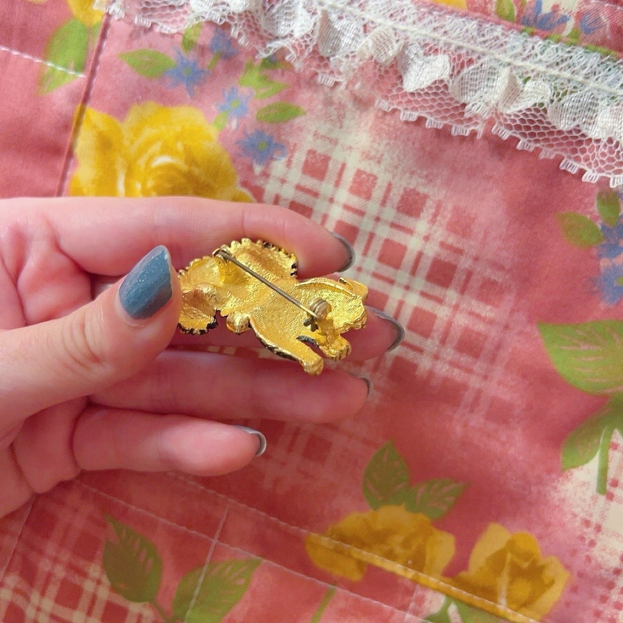 green eyes dog brooch