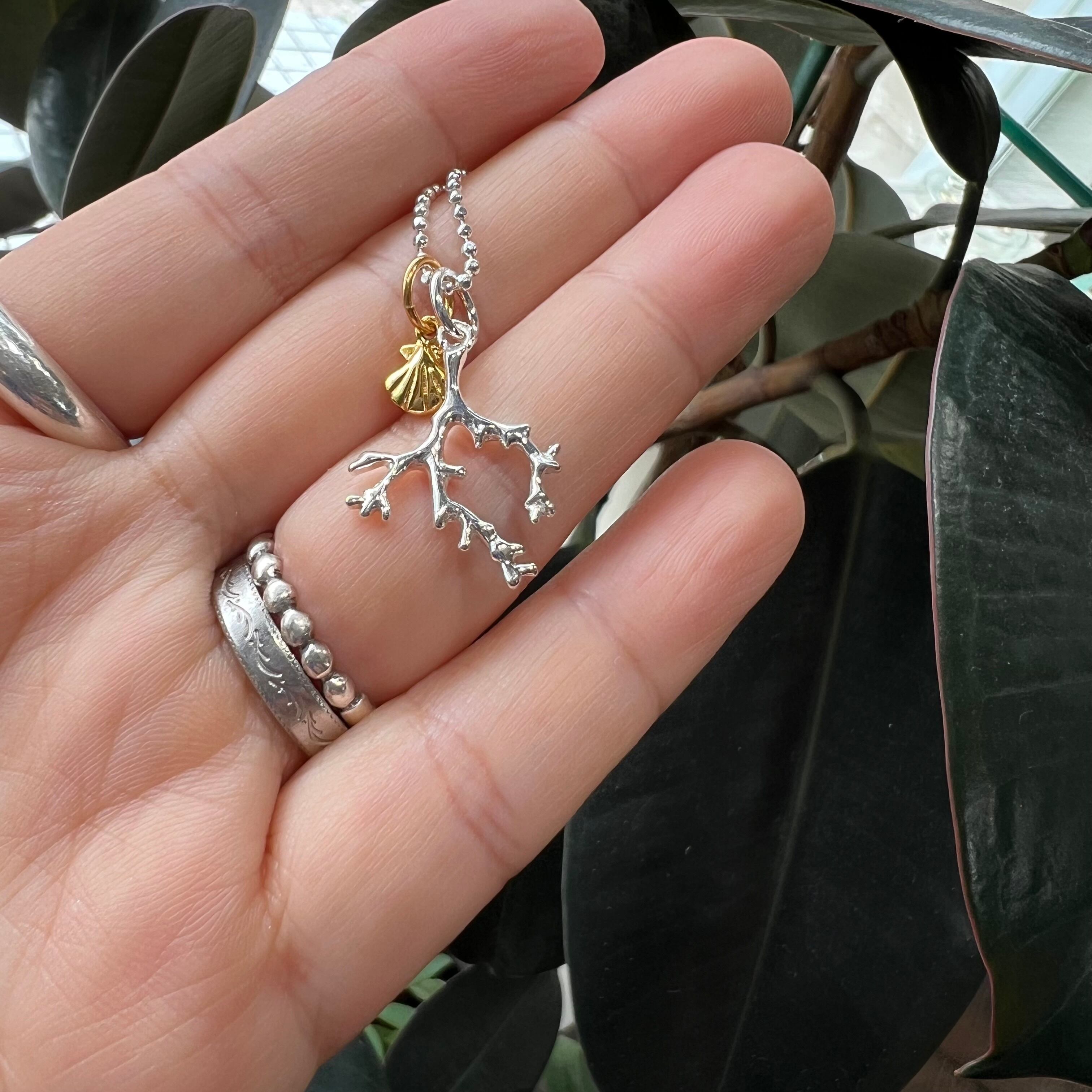 サンゴとリトルシェルのペンダント 重ね付け | Marea(マレア) byリトル