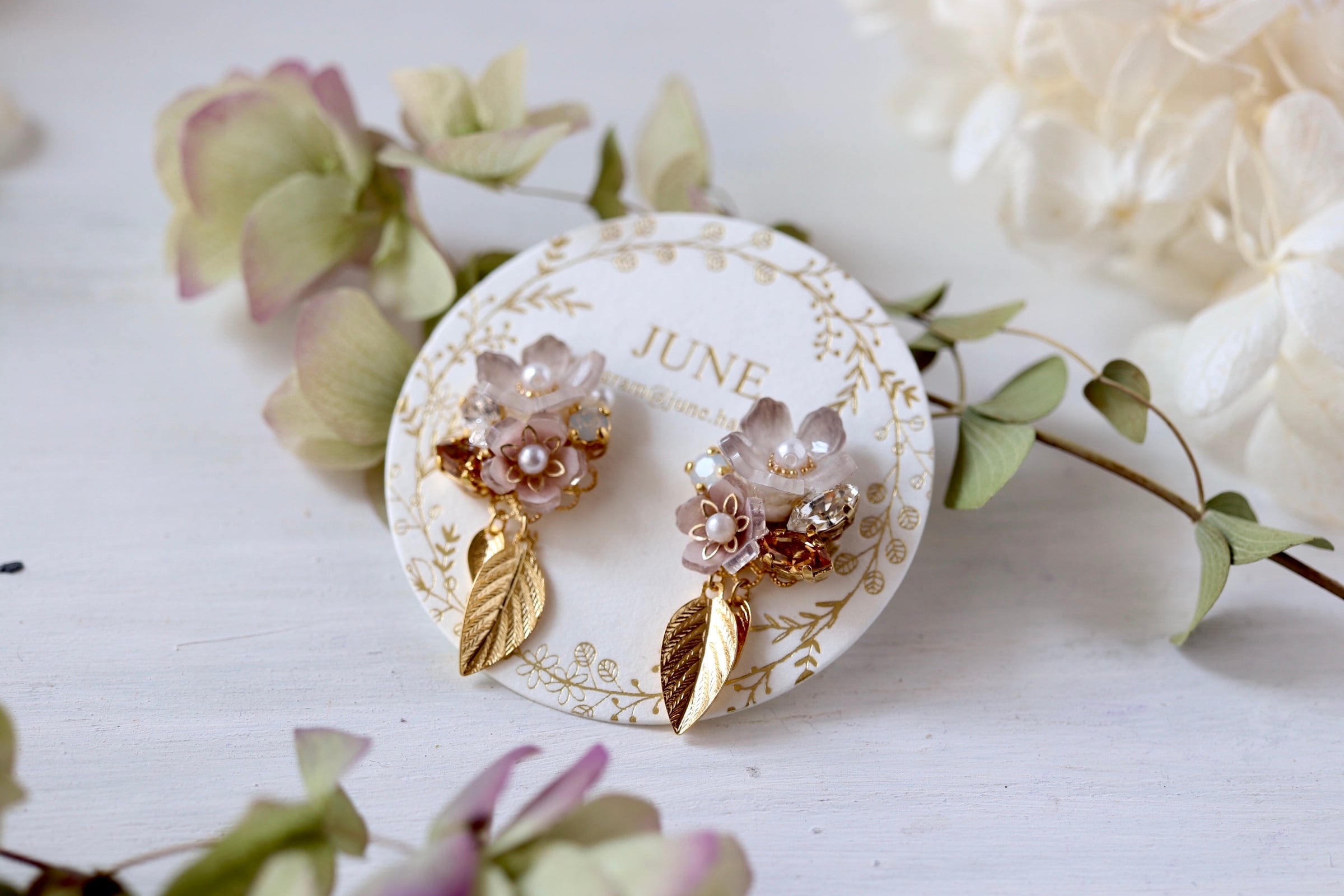 くすみ色、華やか花とbijou*葉っぱのピアス／イヤリング  