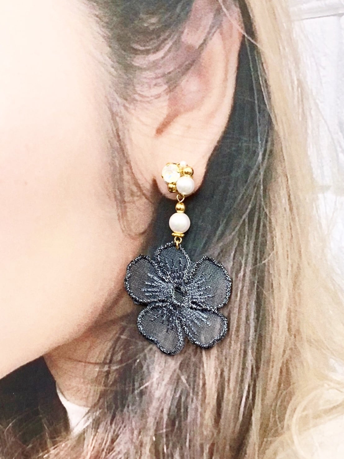 キラキラレースフラワーピアス／イヤリング | CARA handmade