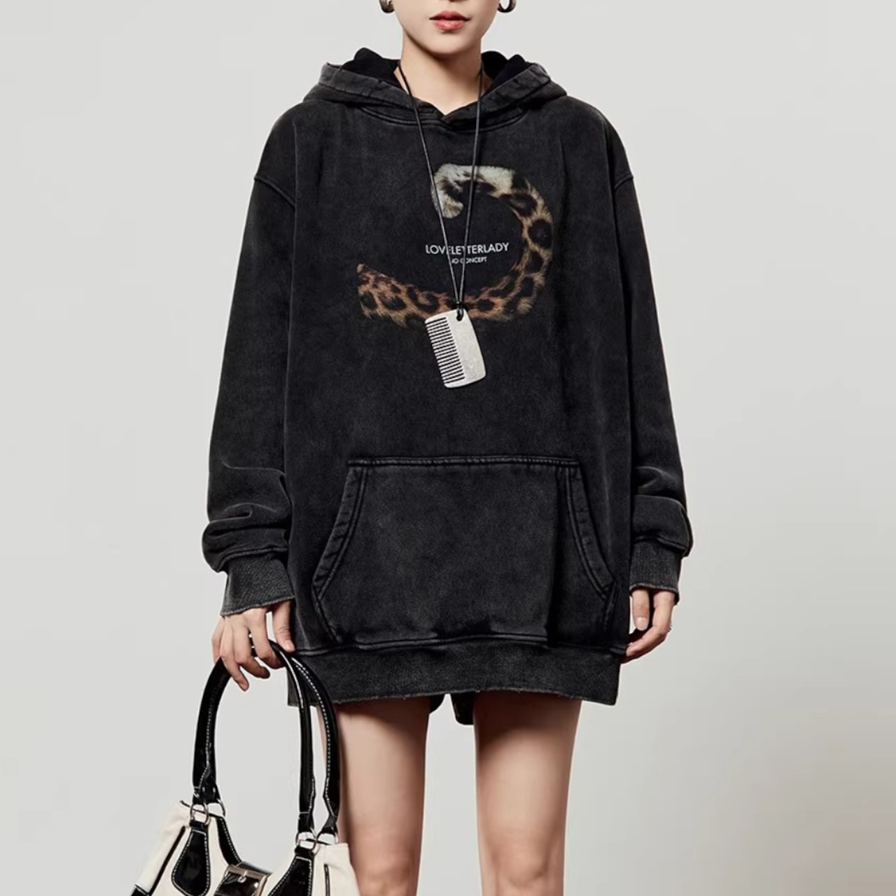Black Sweatshirt, Retro Leopard Tail Graphic Commuter Top (ME276)