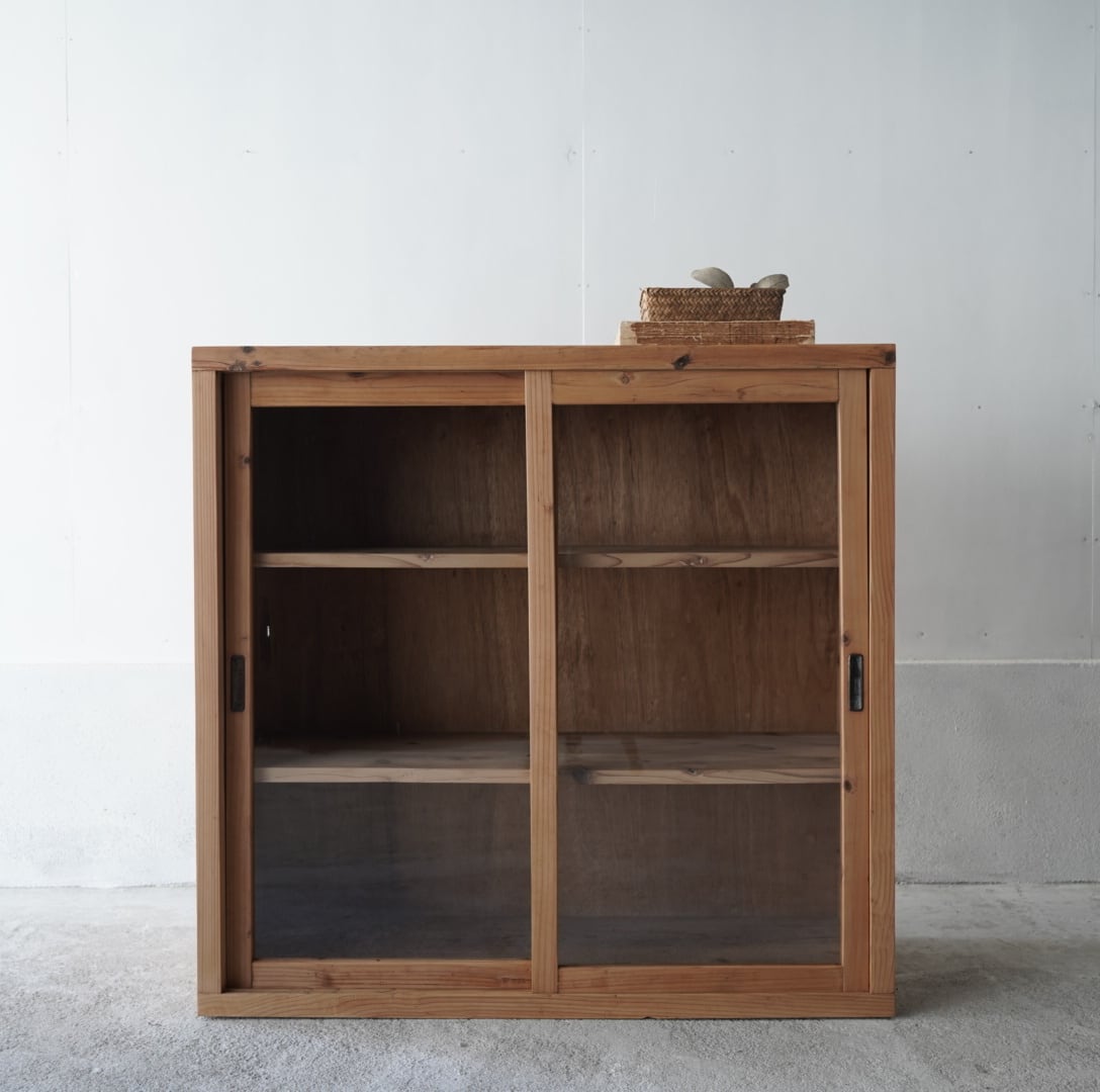 ガラス引き戸のキャビネット