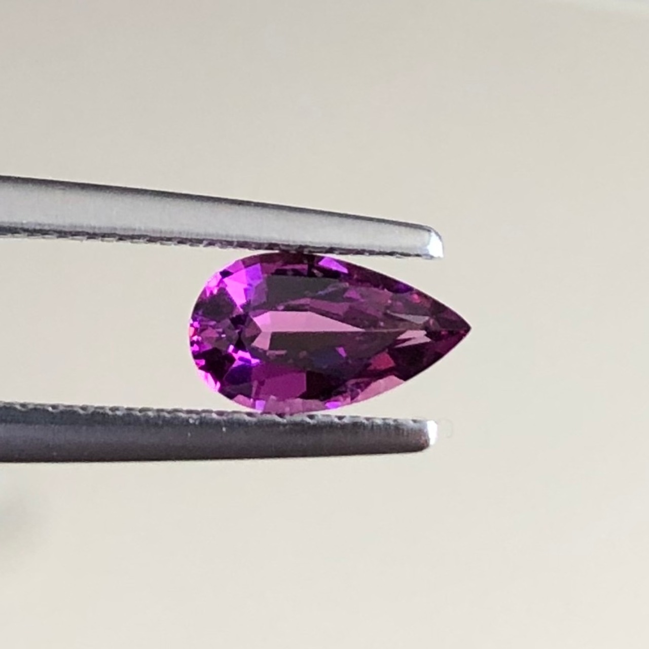 マゼンタガーネット ペアシェイプ 0.88ct