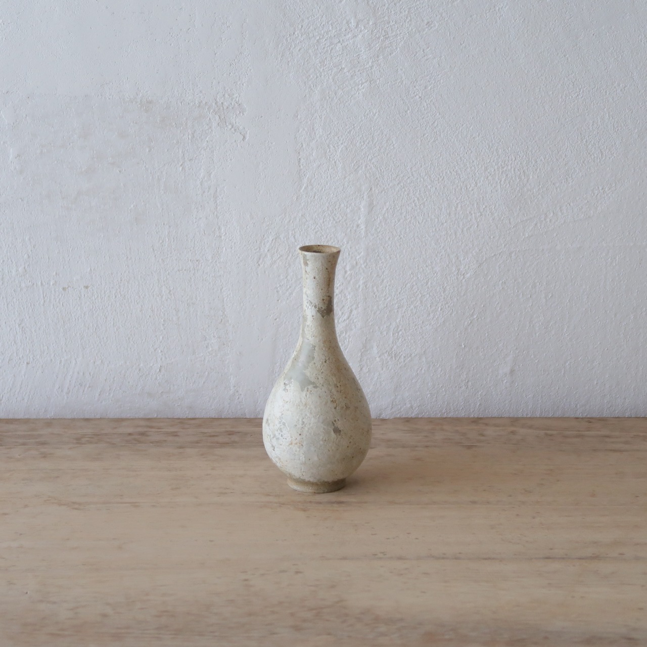 首のほそい一輪挿し