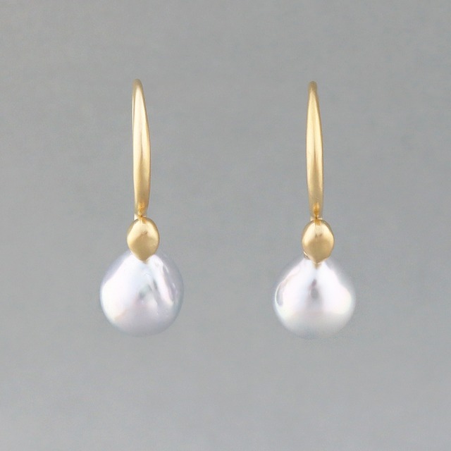 Akoya baroque pearl hook pierce 〈Natural gray〉