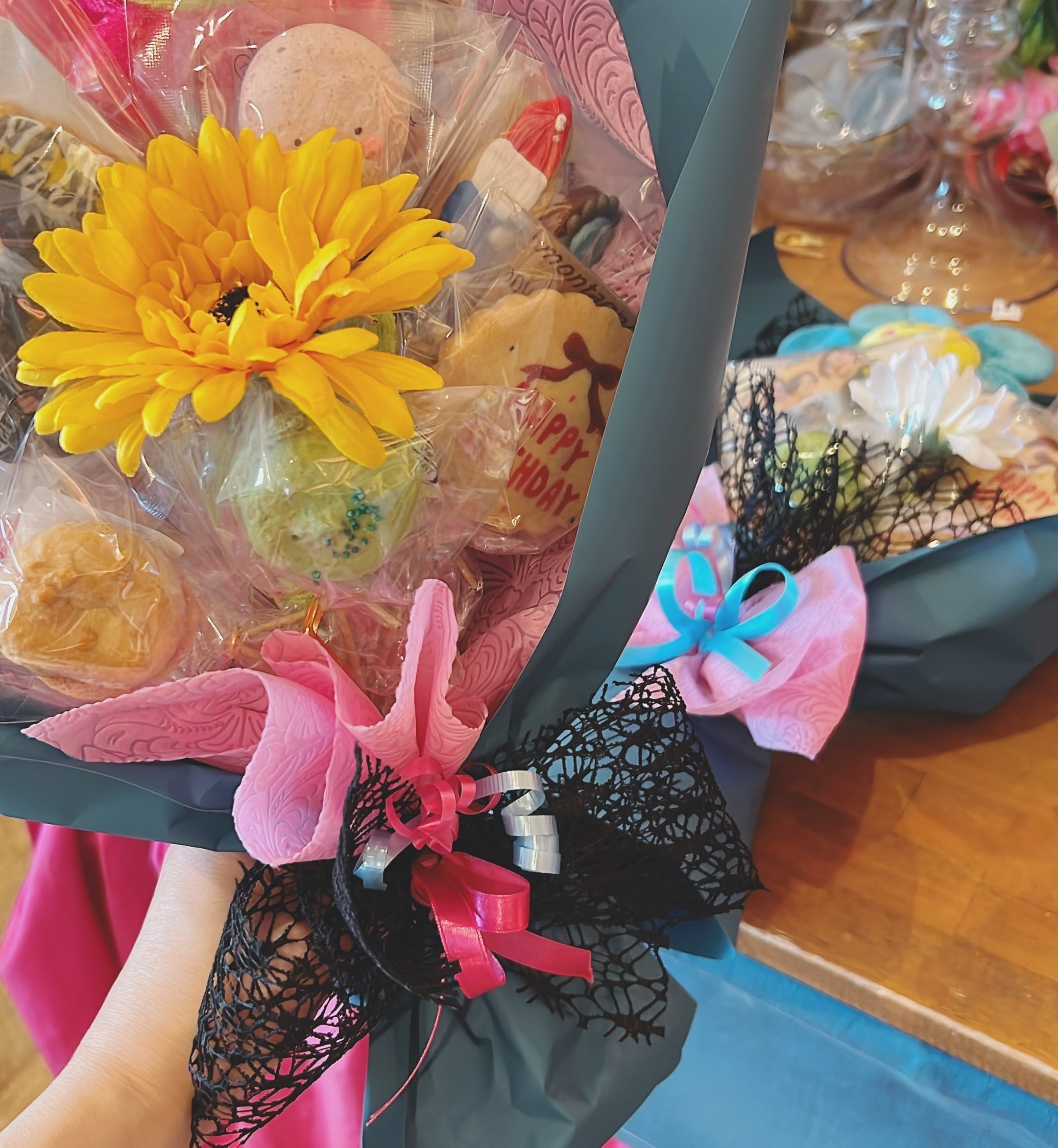 お菓子のブーケ オリジナルメッセージ入り | Yummy Cakes
