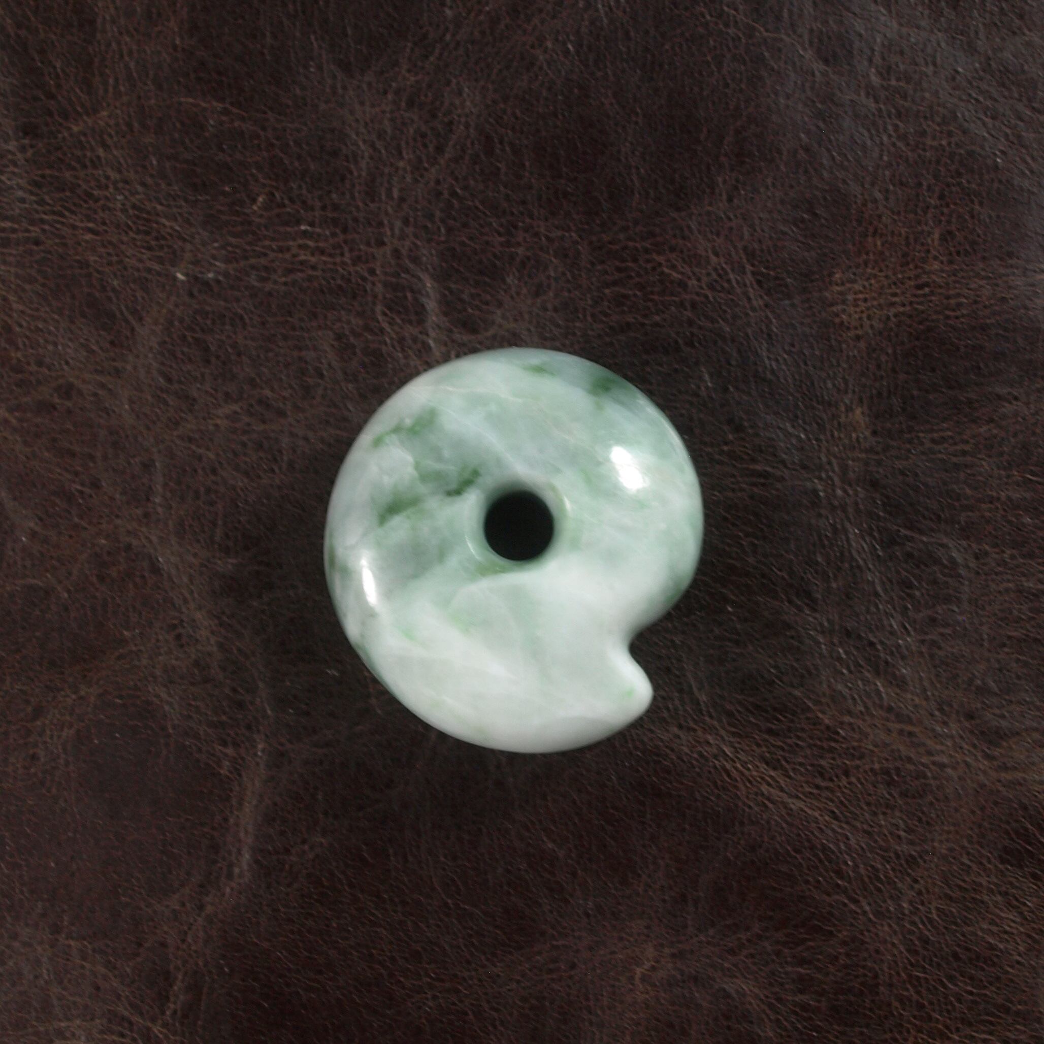 糸魚川翡翠 まがたま まる勾玉 14.3g Green Jadeite Magatama | URUWA 工房 うるわ powered by BASE