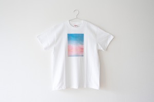 桜と青い空の、Tシャツ