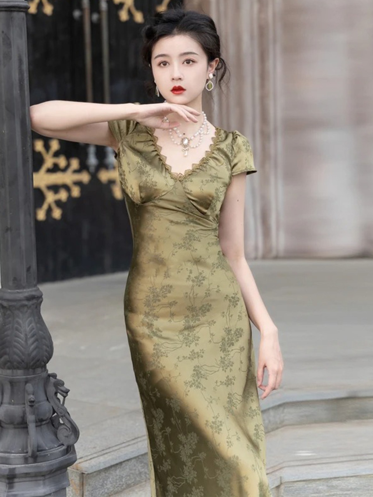 【0017】Elegant Open Back Lace-Up Short Sleeve Dress