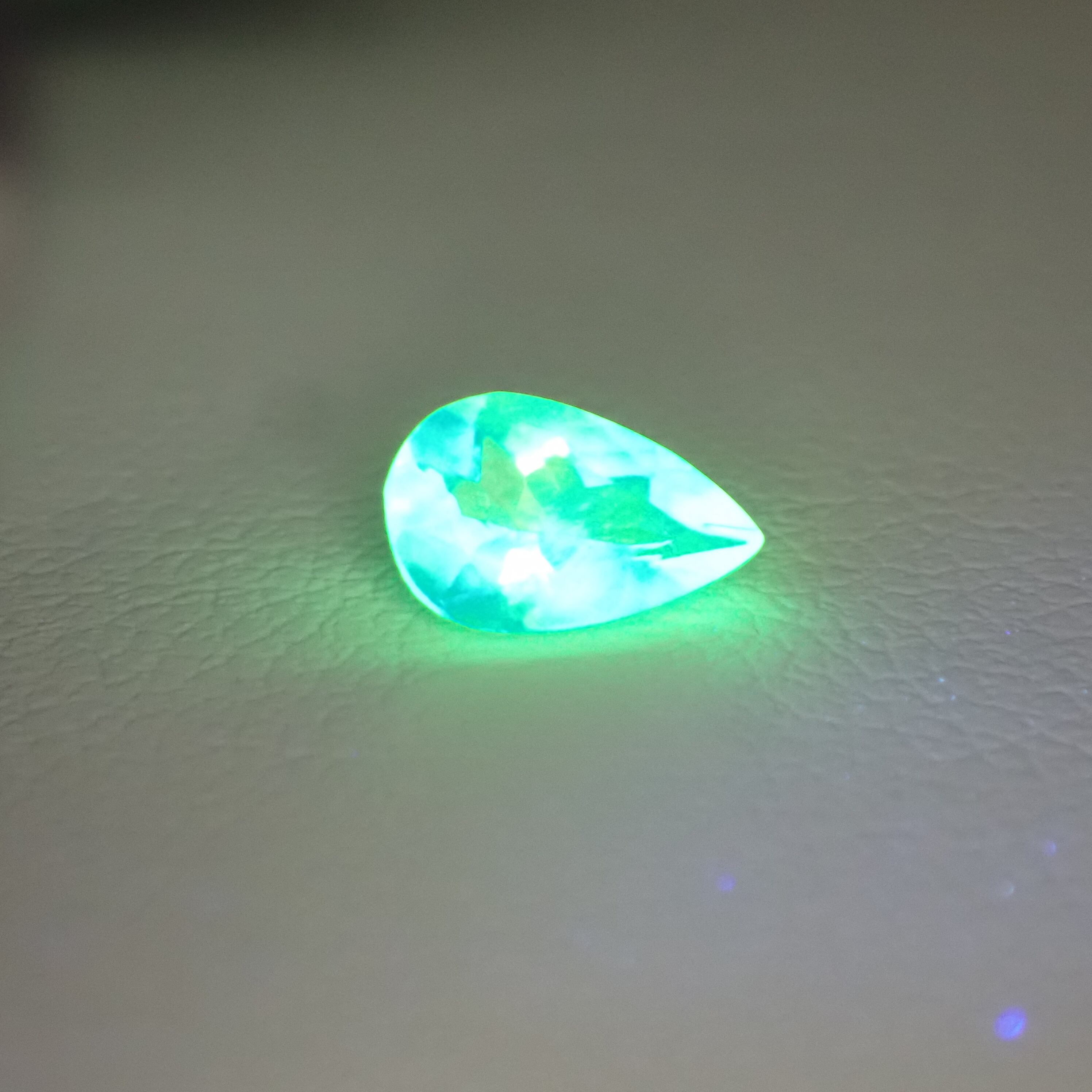 太陽光蛍光☆グリーンのハイアライトオパール0.409ct | 宝石 太陽光蛍光☆グリーンのハイアライトオパール0.409ct | 宝石
