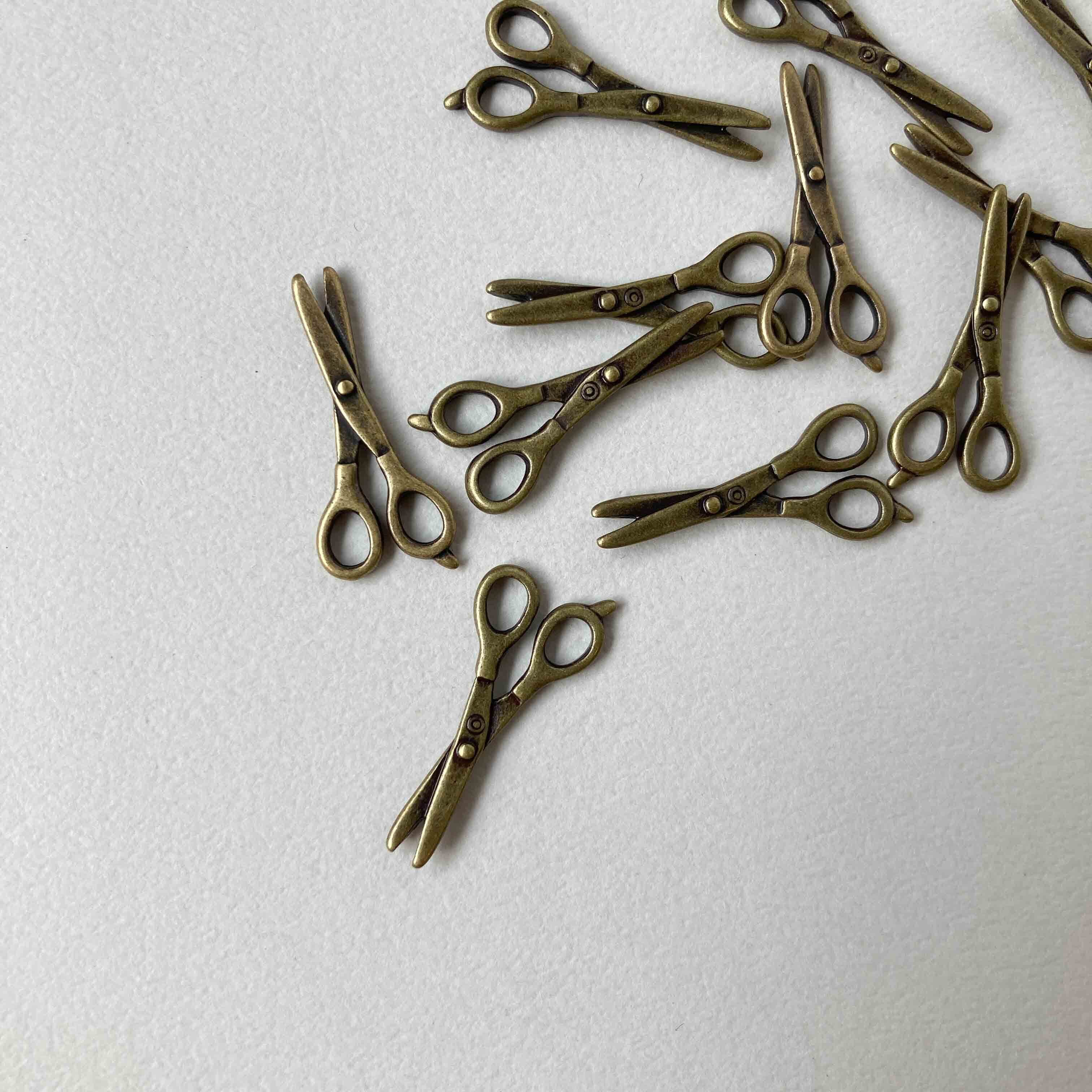 アンティーク風 シンプルデザインはさみチャーム