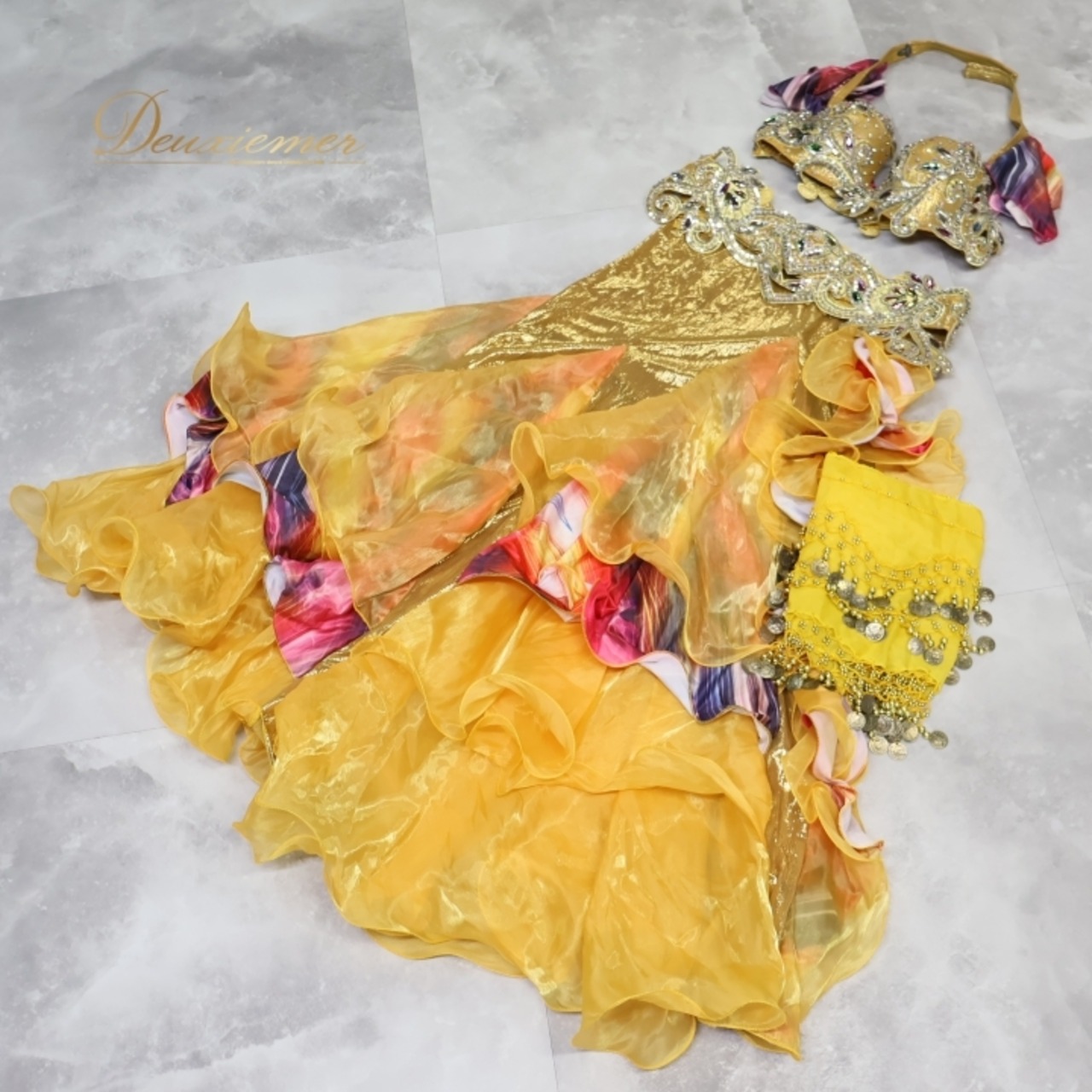 ベリーダンス オリエンタル 衣装 上下セット イエロー系 ゴールド系 ベルト ヒップスカーフ フリル ラインストーン 黄 金 紫 煌びやか 華やか 装飾 豪華 コイン 青 スパンコール キラキラ ダンス衣装 トップス スカート パープル系 ピンク系 ブルー系