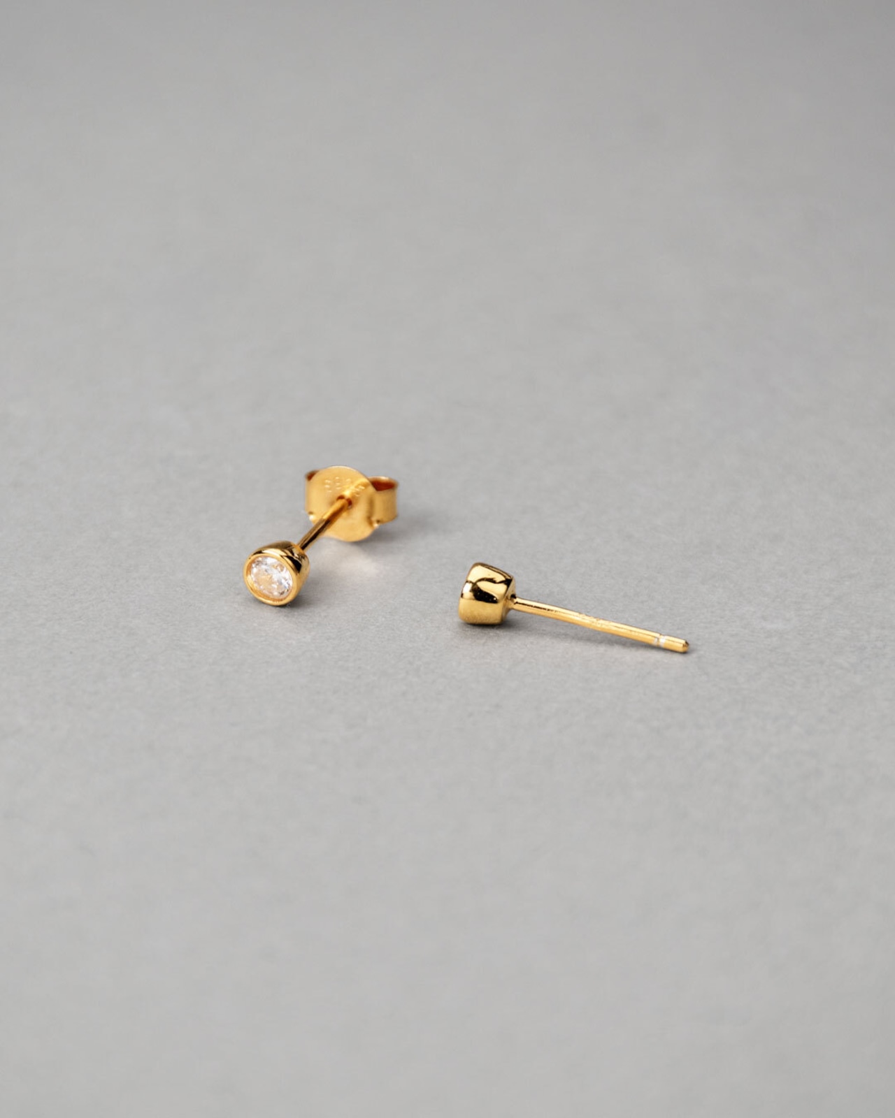 〔K18YGP〕一粒ベゼルピアス