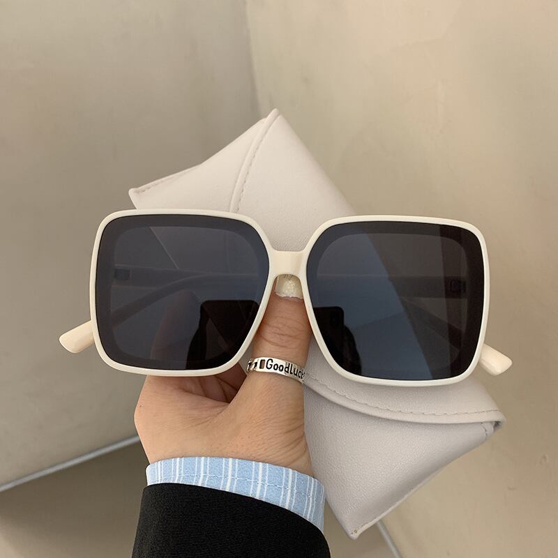 ベージュ薄手 ストリート スクウェア ブラック・アイド・ピーズ21893157654