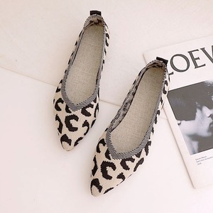 レオパード ロー ヒール フラット パンプス ぺたんこ シューズ 歩きやすい 走れる かわいい 大人可愛い きれいめ シンプル カジュアル 大人 上品 おしゃれ お洒落 かっこいい 個性的 クール モード系 セクシー 主役級 存在感 赤 レッド ベージュ ヒョウ柄 10代 20代 30代 40代 50代 学生 通学 デート お出かけ お買い物 デイリー 普段使い 韓国 韓国系 オルチャン ファッション コーデ スタイル トレンド 流行