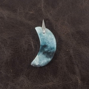 糸魚川翡翠 青翡翠 月形ペンダントトップ 4.3g  Itoigawa blue Jadeite moon pendant top