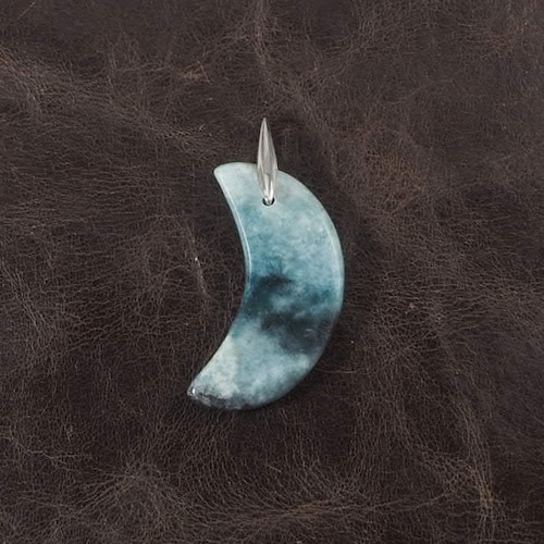 糸魚川翡翠 青翡翠 月形ペンダントトップ 4.3g  Itoigawa blue Jadeite moon pendant top