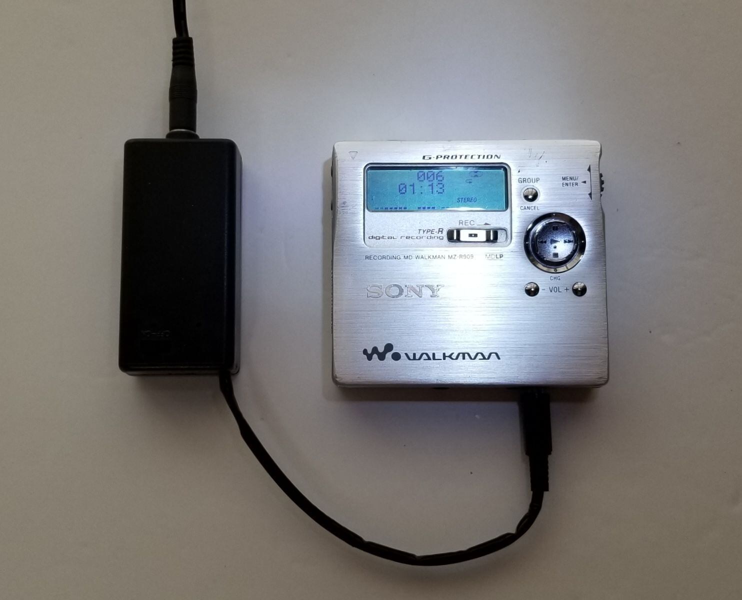 SONY MDレコーダー MZ-R909 動作品 乾電池ケース付き SONY MDレコーダー MZ-R909 動作品 乾電池ケース付き