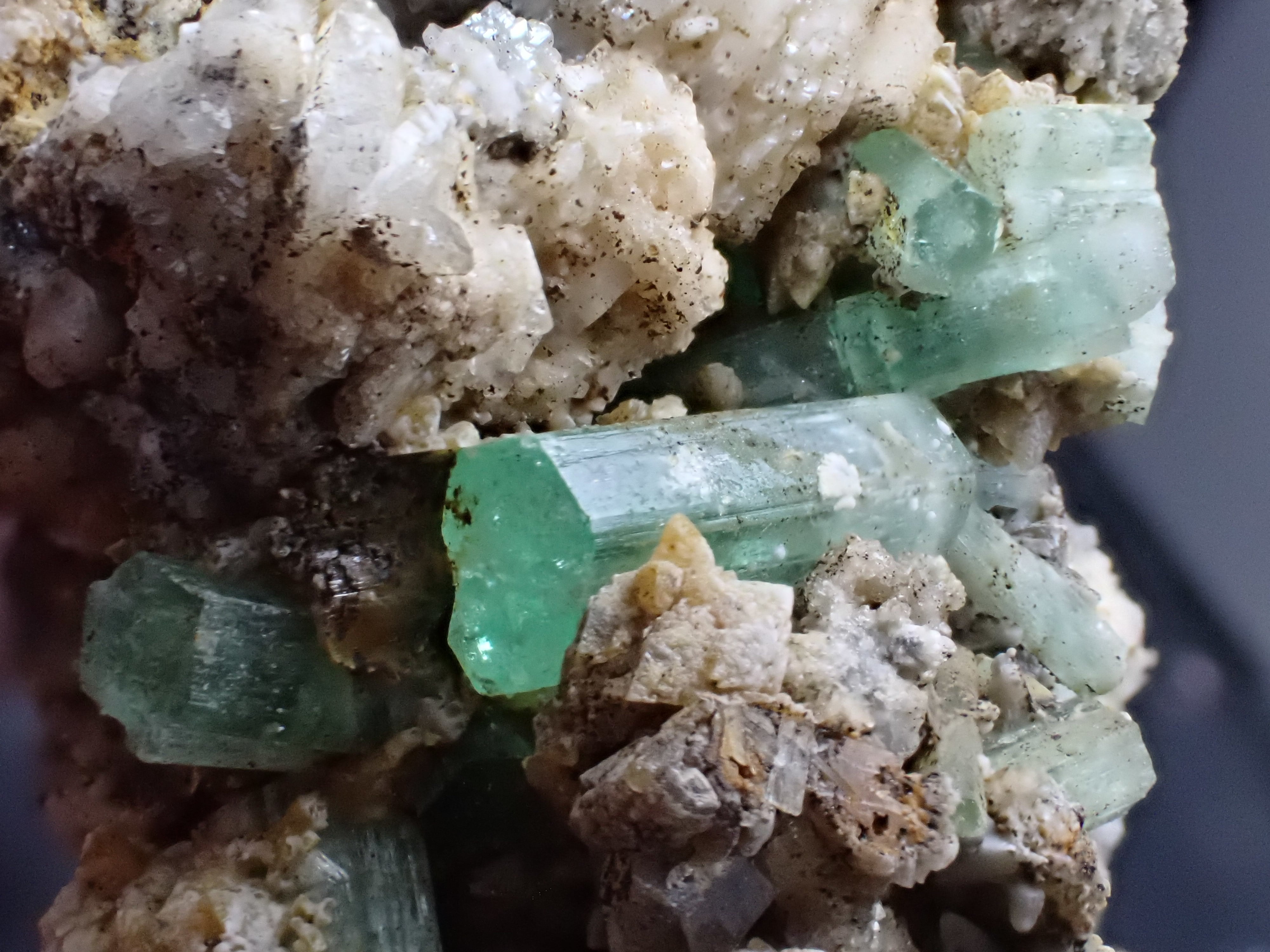 無数結晶】宝石質 エメラルド 緑柱石 原石 鉱物 標本 天然石 | 石処