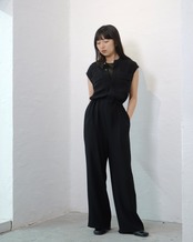FOURAM - BACK SATIN JUMPSUIT ：BLACK｜バックサテン／ジャンプスーツ／トリアセテート混／オールブラック／ワンピースライク