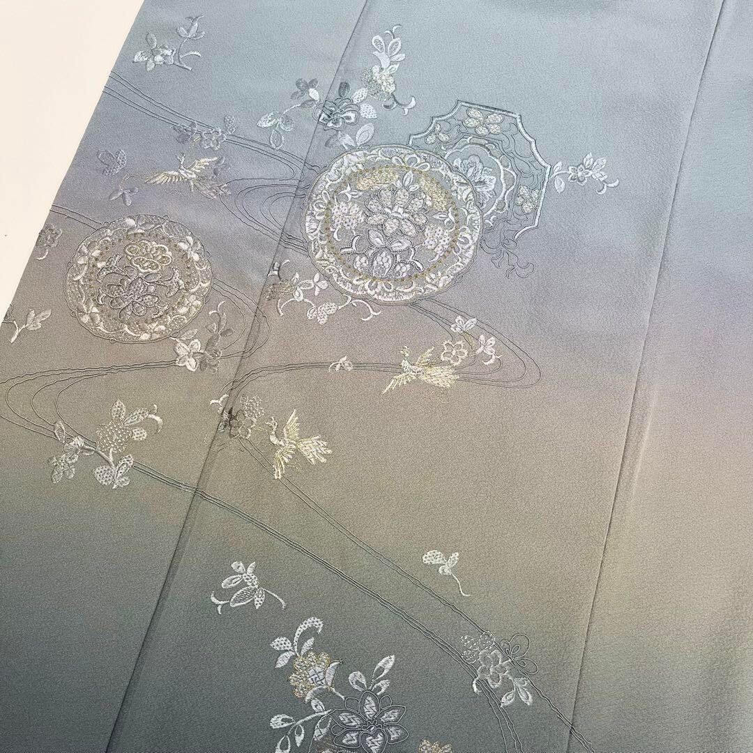 付下げ 美しい華模様 鳳凰 刺繍柄 金糸 薄湊鼠色 縮緬 K-3777 付下げ 美しい華模様 鳳凰 刺繍柄 金糸 薄湊鼠色 縮緬 K-3777