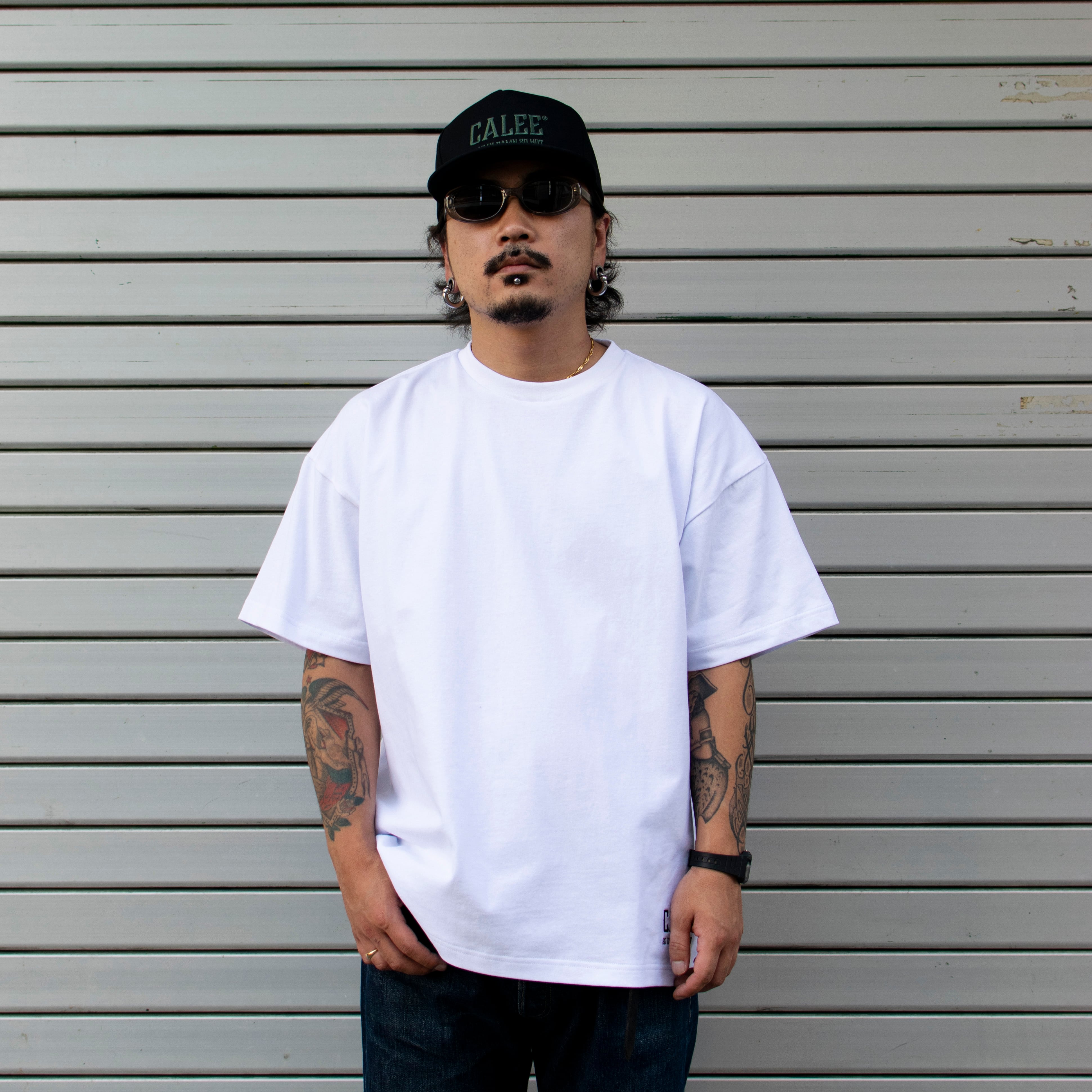 CALEE NATIONAL LOGO TEE <REGULAR FIT>