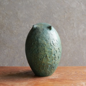 親子で仲良く暮らす、美しいフォルムのサル