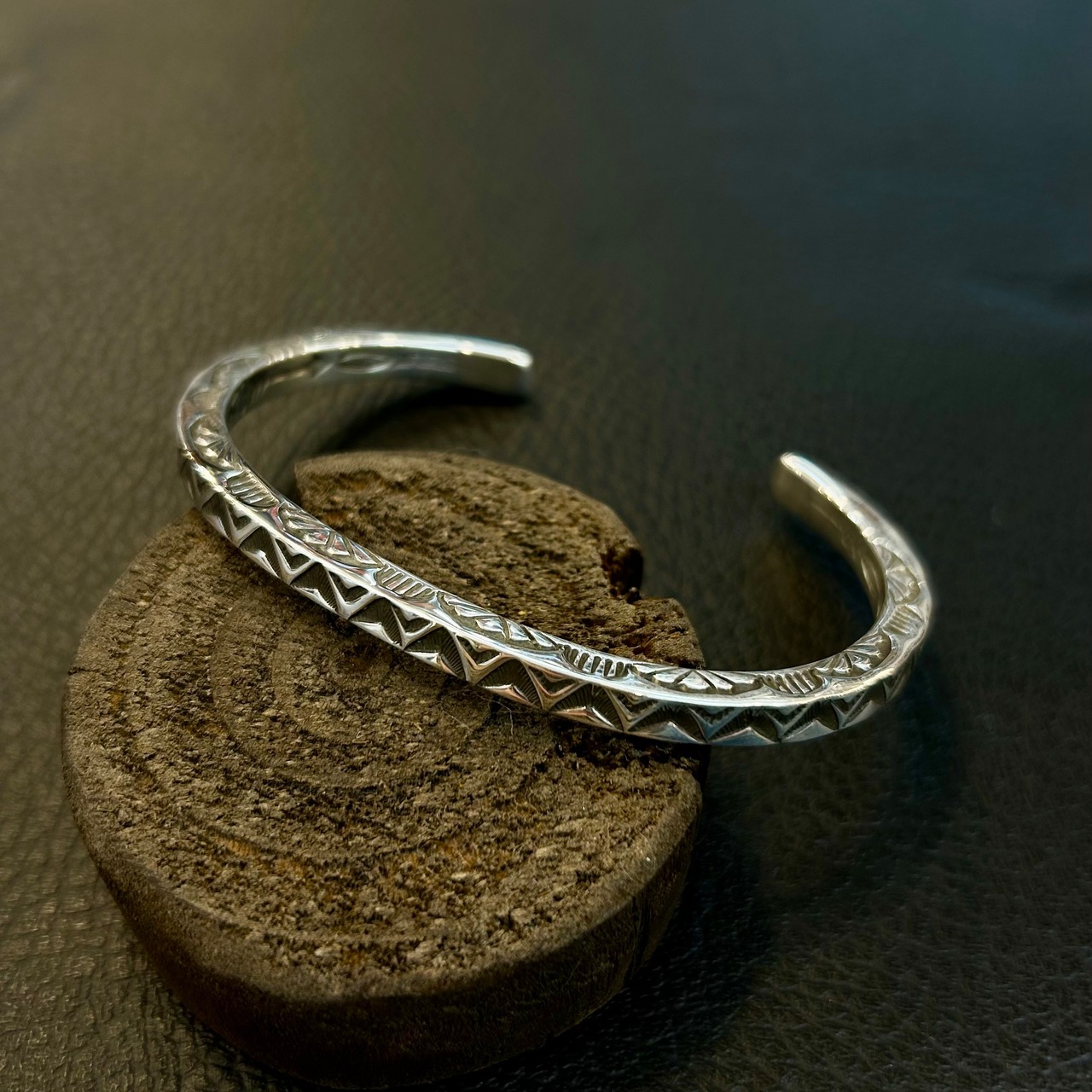 ジェネバラモーン(Geneva Ramone) 4面スタンプバングル - 1