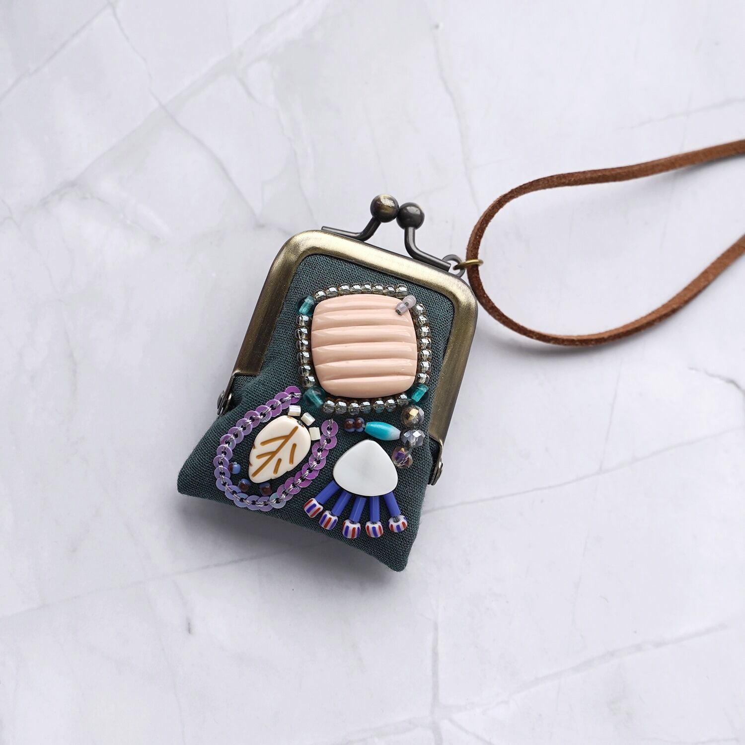 小さなビーズ刺繍のがま口 No.102｜ダークグリーン×ガーゼ｜ネックレス