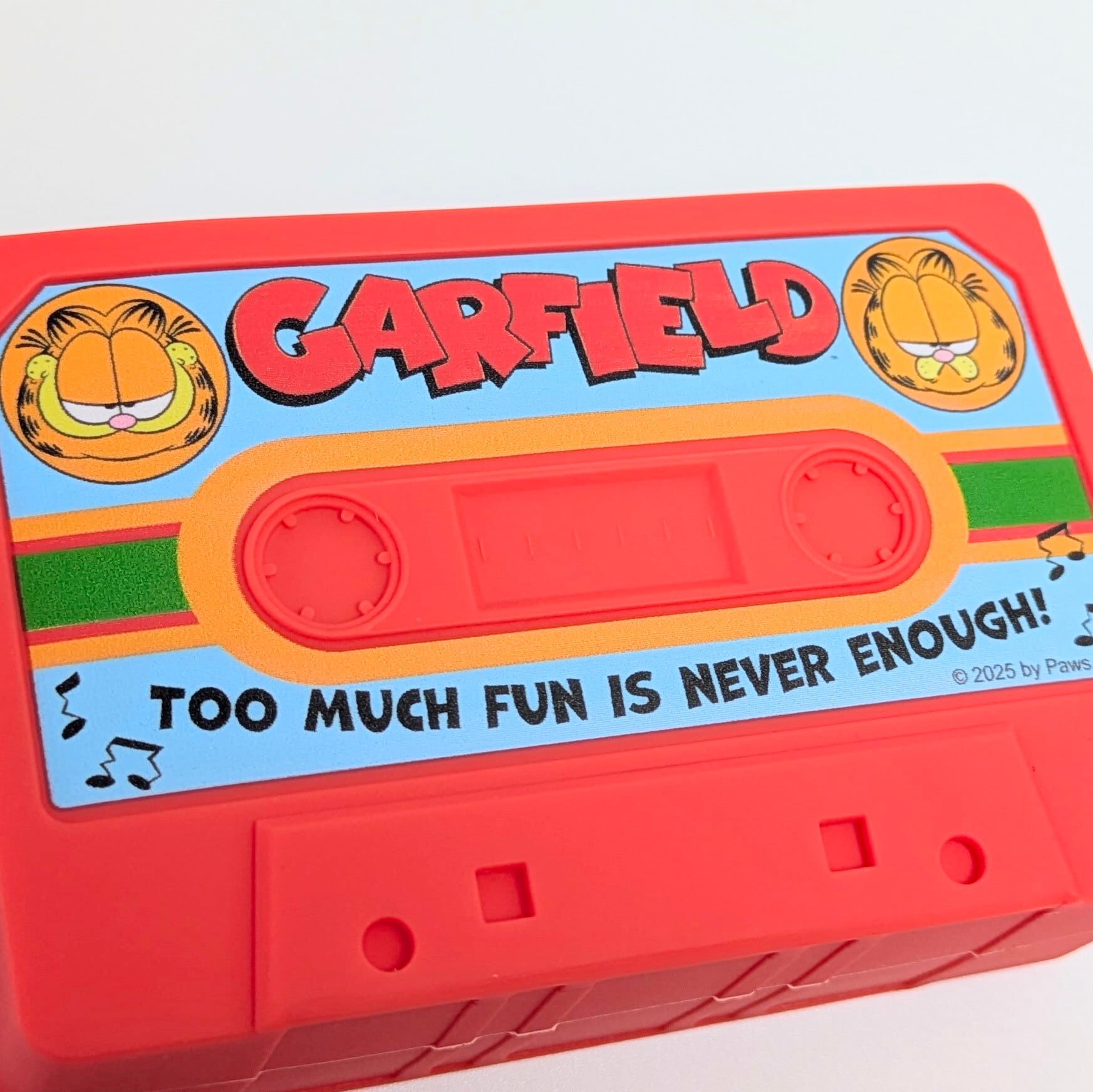 【 Garfield ( ガーフィールド ) 】SILICONE POUCH ( シリコーンポーチ ) カセットテープ型 ストラップ付き / 小物入れ / コインケース / コスメポーチ / シリコン〚アメリカン雑貨 アメトイ〛