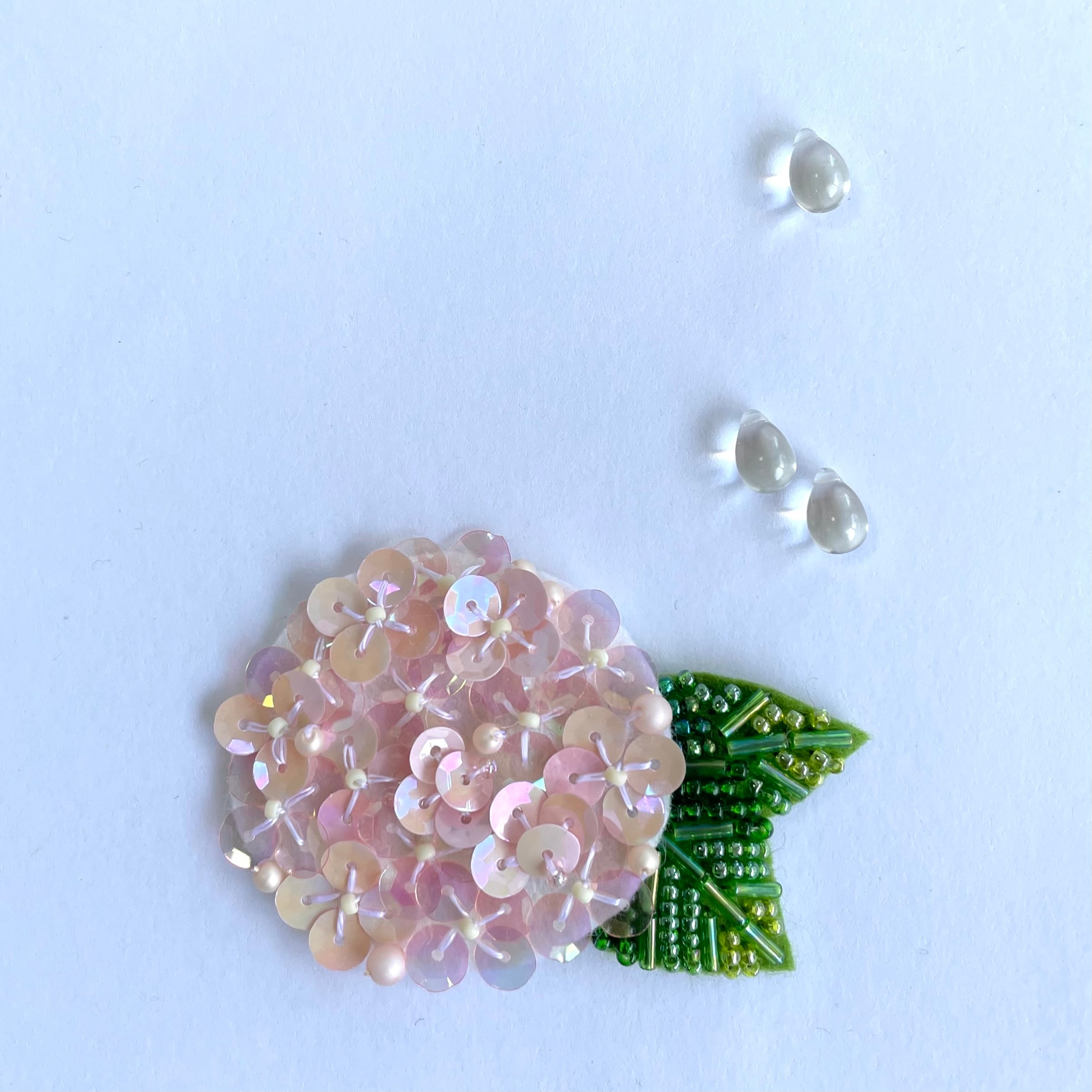 雨上がりに咲く紫陽花ビーズ刺繍ブローチ＊ピンク | shirotsumekusa
