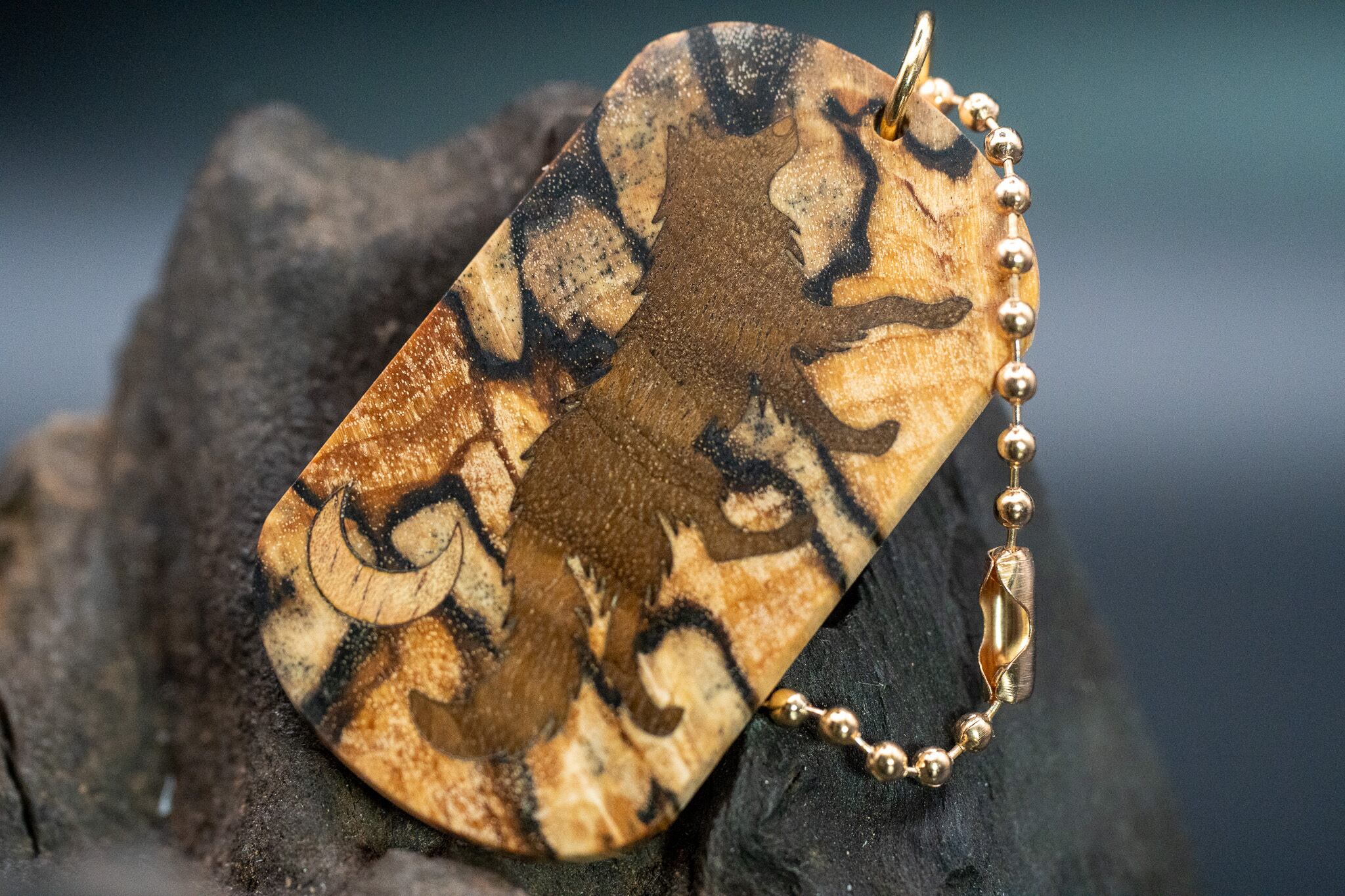 【 北欧の銘木 】スポルテッドマスールバーチドッグタグ 象嵌 闊歩